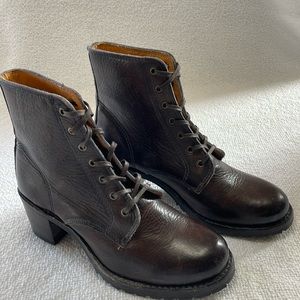 Frye Sabrina 6G Lace Up Size 8 excellent condition